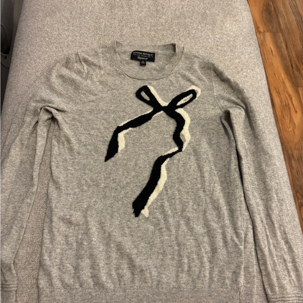 Banana Republic Gray Sweater with Black and White Bow Design XS
